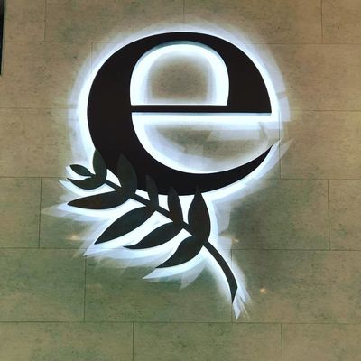 Op maat gemaakte metalen borden met geborstelde aluminium letters en LED-achterlicht