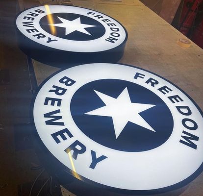 Gepersonaliseerde kleur LED-metalen expositie lichtdoos met dubbelzijdig acrylbord