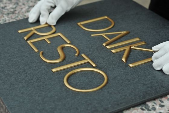 Metalen logo's voor buiten Duurzame ronde afgedrukte platen voor kunstgalerijen Graverplaat