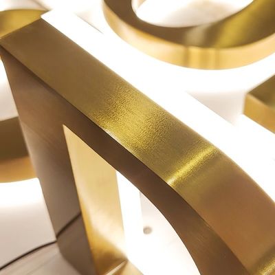 Buitenborden Essentiële aangepaste grootte Metalen lichtgevende borden met 3D-kanaalletter