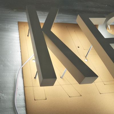 Op maat gemaakte metalen borden met geborstelde aluminium letters en LED-achterlicht
