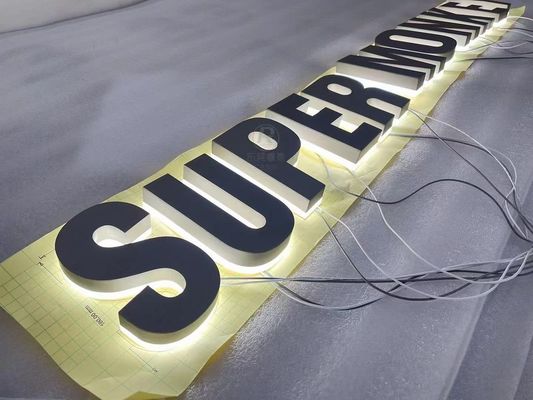 Op maat gemaakte metalen borden met geborstelde aluminium letters en LED-achterlicht