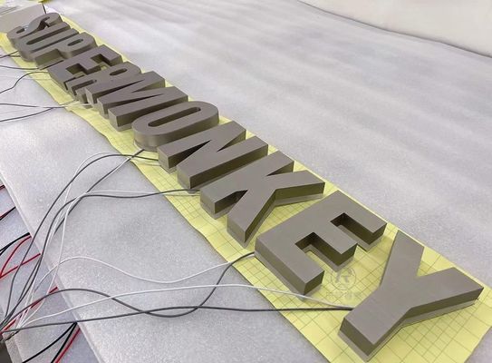 Op maat gemaakte metalen borden met geborstelde aluminium letters en LED-achterlicht